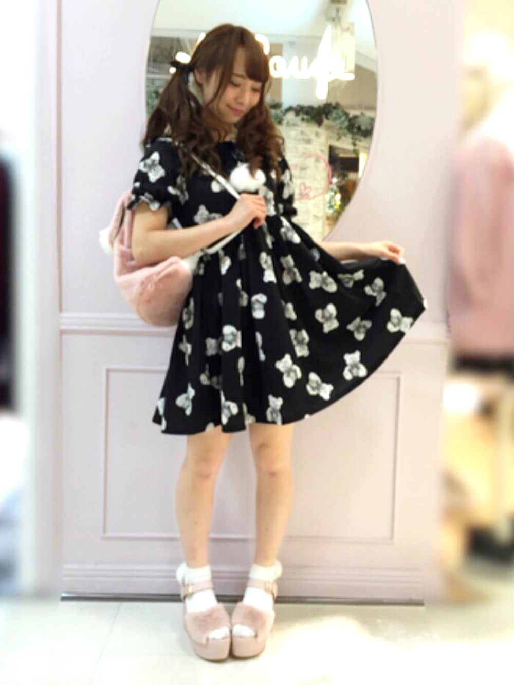 「カジュアルガーリー、ブラック、カットワンピース、くまさん、ファー小物、ファーサンダル、リュック」｜「Ank Rougeのアイテム（ワンピース、ブラック系）」を使った、m a y u さん（レディース・158cm）の夏コーディネートの1枚目の写真