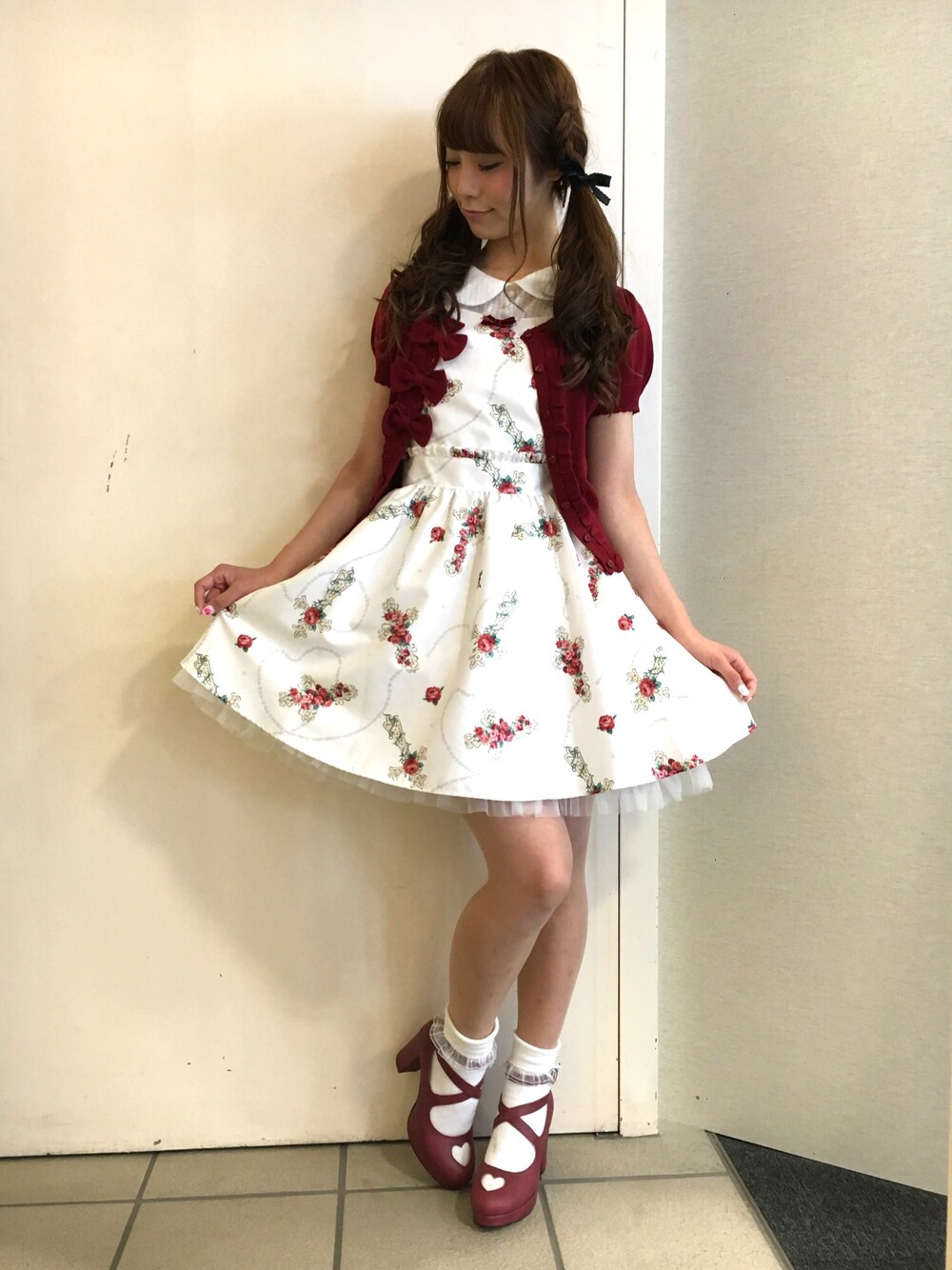 「花柄、花柄ワンピース、ブラウス、カーディガン、ボルドー、リボン、ツインテール、ガーリー、ガーリーコーデ」｜「Ank Rougeのアイテム（ワンピース、ホワイト系）」を使った、m a y u さん（レディース・158cm）の秋コーディネートの1枚目の写真