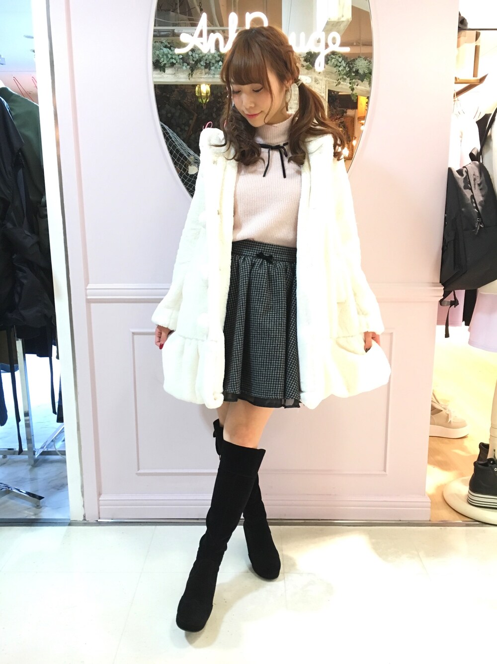 「秋のコーデ、ガーリー、もこもこ、コート、ピンク、チェックスカート、リボン、冬」｜「Ank Rougeのアイテム（Tシャツ/カットソー、ピンク系）」を使った、m a y u さん（レディース・158cm）の秋コーディネートの1枚目の写真