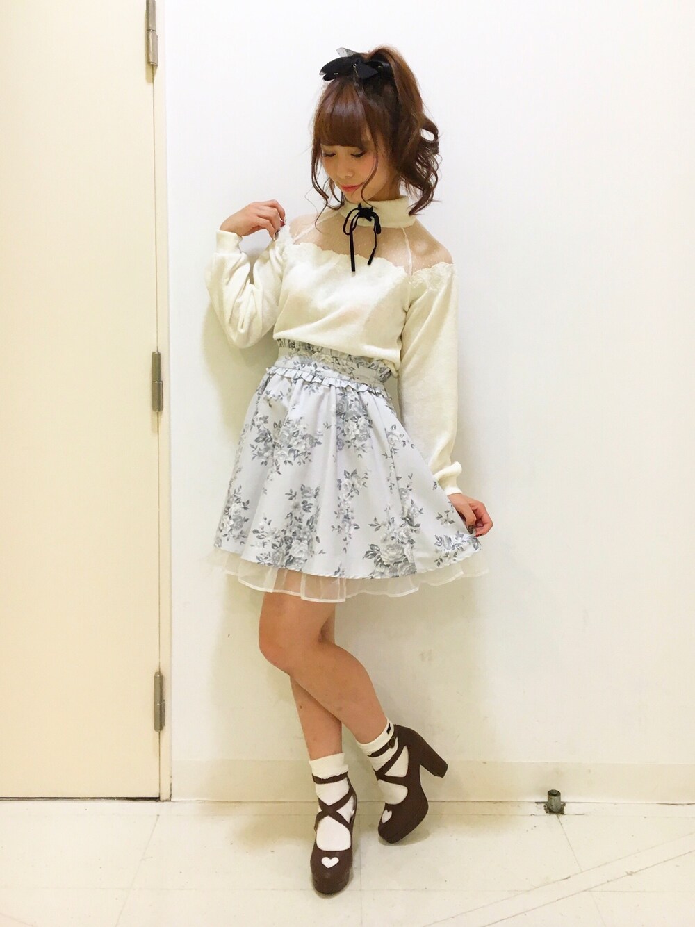 「秋のコーデ、花柄、レース、スピンドル、ブルー x ホワイト、ポニーテール、オトナガーリー」｜「Ank Rougeのアイテム（スカート、ブルー系）」を使った、m a y u さん（レディース・158cm）の秋コーディネートの1枚目の写真