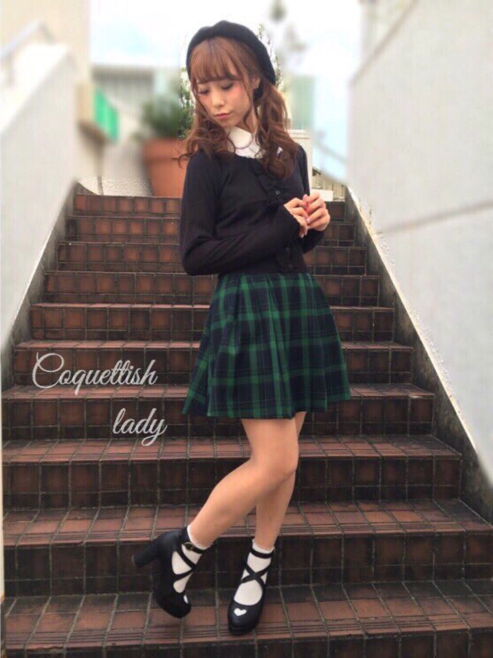 「秋のコーデ、チェックシャツ、チェックスカート、カーディガン、リボン、ブラウス、ベレー帽、ガーリー、クラシカル、ツインテール」｜「Ank Rougeのアイテム（カーディガン/ボレロ、ブラック系）」を使った、m a y u さん（レディース・158cm）の秋コーディネートの1枚目の写真