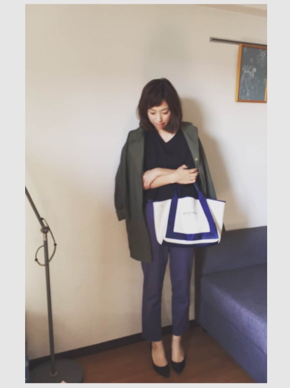 グリーン系のミリタリージャケット、ブラック系のTシャツ/カットソー、ホワイト系のトートバッグを着用したレディースの秋コーディネートの1枚目の写真