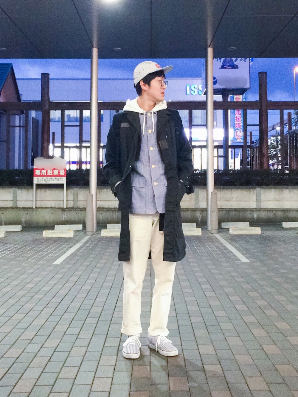 「ロングコート、カバーオール、ホワイトパンツ」｜「VINTAGEのリメイクコート（ミリタリージャケット、ブラック系）」を使った、まつもとさん（メンズ・179cm）の冬コーディネートの1枚目の写真
