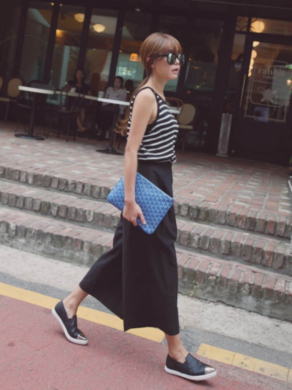 ブラック系のその他パンツ、ブラック系のスニーカーを着用したレディースの春コーディネートの1枚目の写真