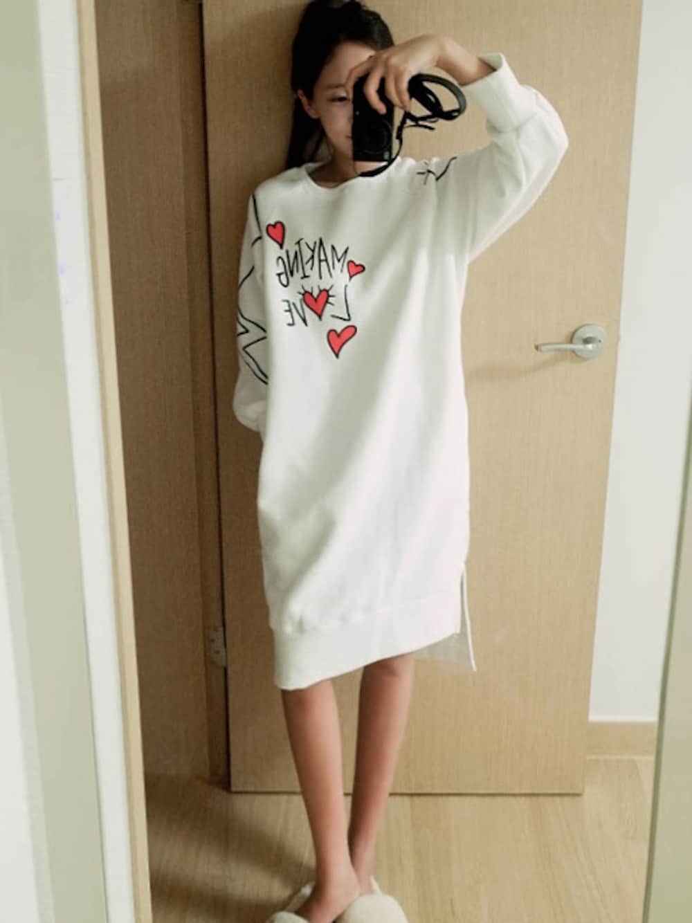 ホワイト系のワンピースを着用したレディースの春コーディネートの1枚目の写真