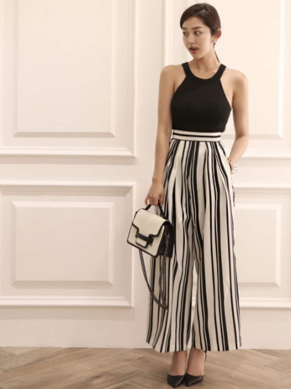 ブラック系のタンクトップ、ブラック系のその他パンツを着用したレディースの夏コーディネートの1枚目の写真