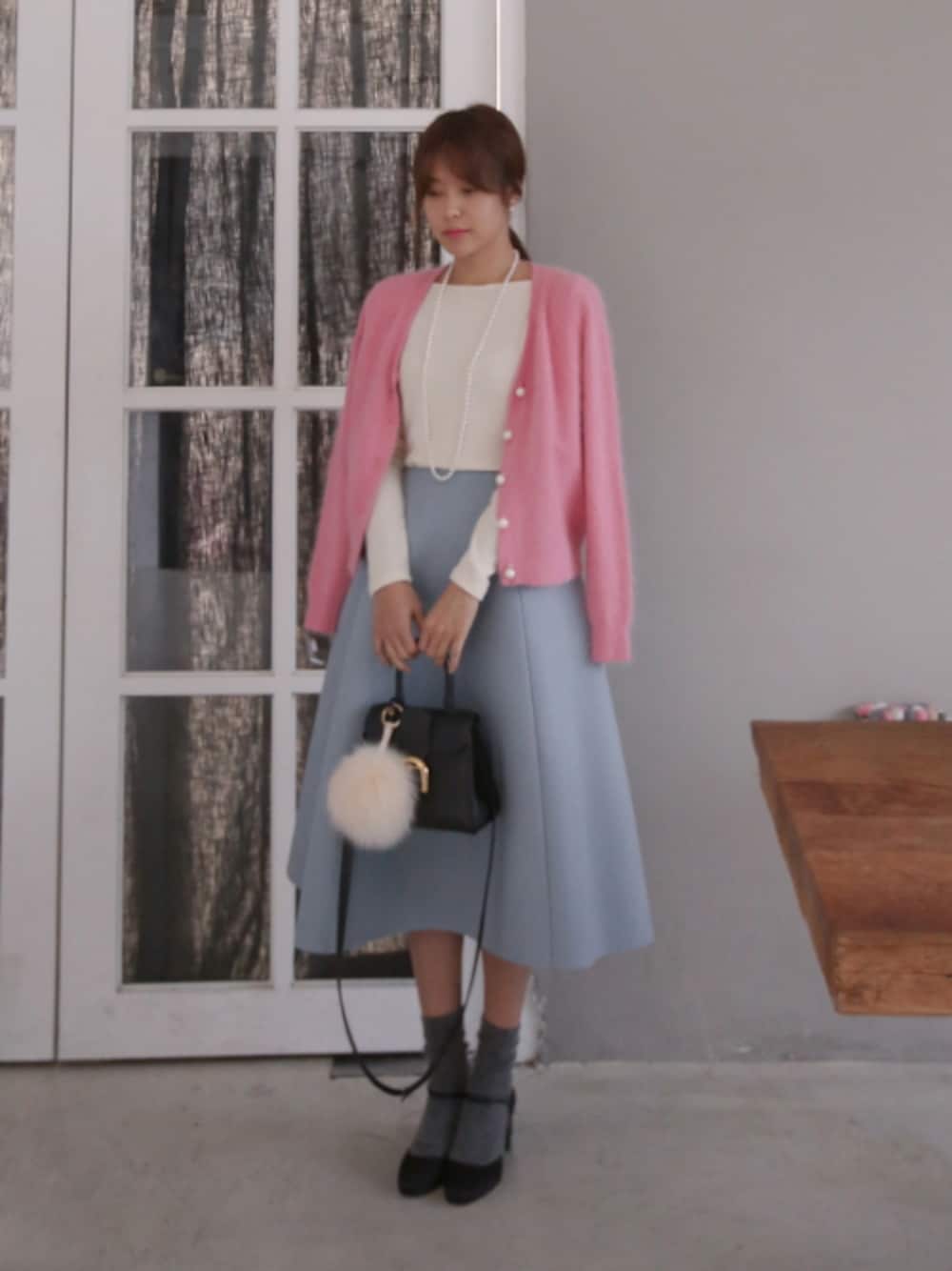 ブルー系のスカートを着用したレディースの冬コーディネートの1枚目の写真