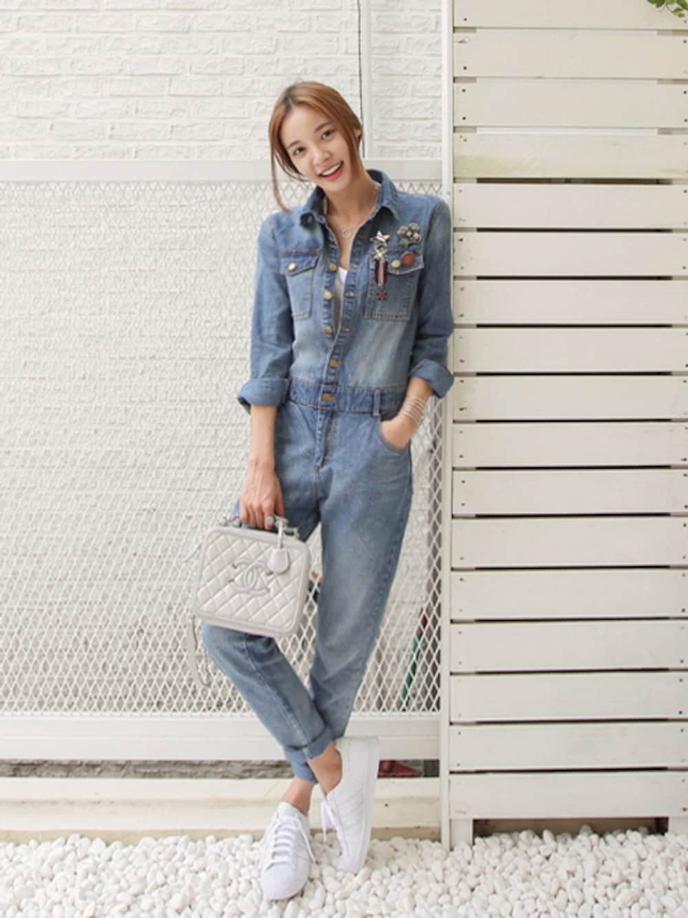 「ボーイッシュ、オーバーオール、 デニム、 denim、 カジュアル、シンプルコーデ、こなれ感、11am、秋コーデ」｜「11AMのワッペンデニムオーバーオール（サロペット/オーバーオール、ブルー系）」を使った、11AMさん（レディース・165cm）の夏コーディネートの1枚目の写真
