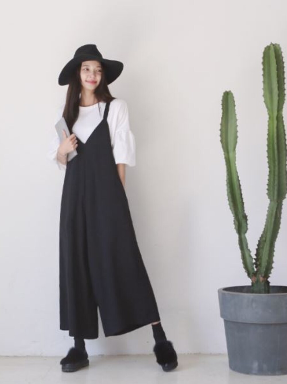 ブラック系のその他パンツ、ホワイト系のTシャツ/カットソーを着用したレディースの秋コーディネートの1枚目の写真