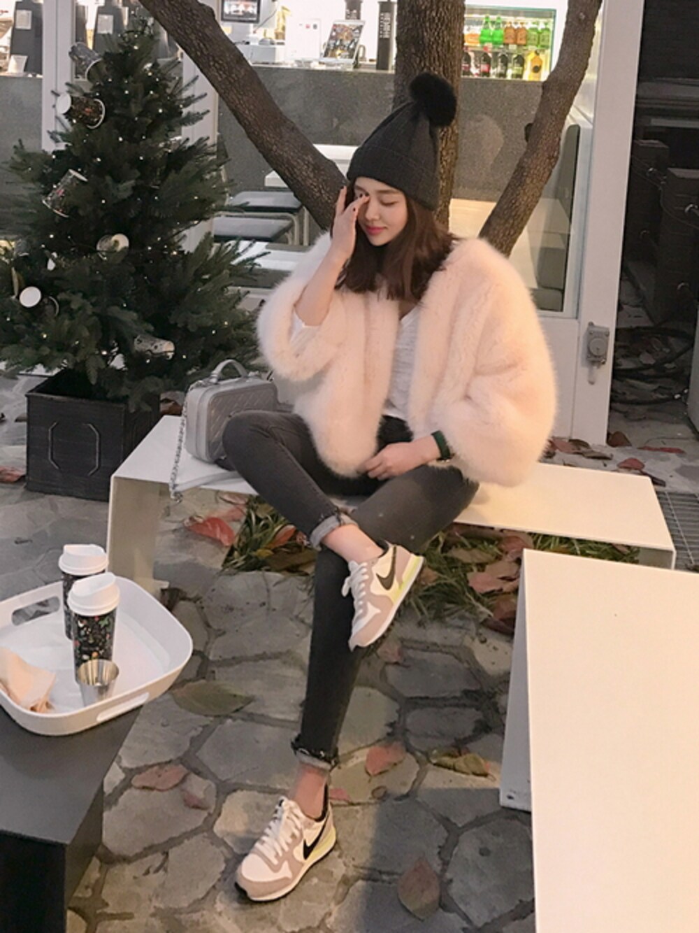 「ファー、ニット帽、 デニム、スニーカーコーデ、ファージャケット、 ピンク、カジュアルコーデ、韓国ブランド、韓国ファッション、11am」｜「フェイクファージャケット（その他アウター、ピンク系）」を使った、11AMさん（レディース・160cm）の秋コーディネートの1枚目の写真