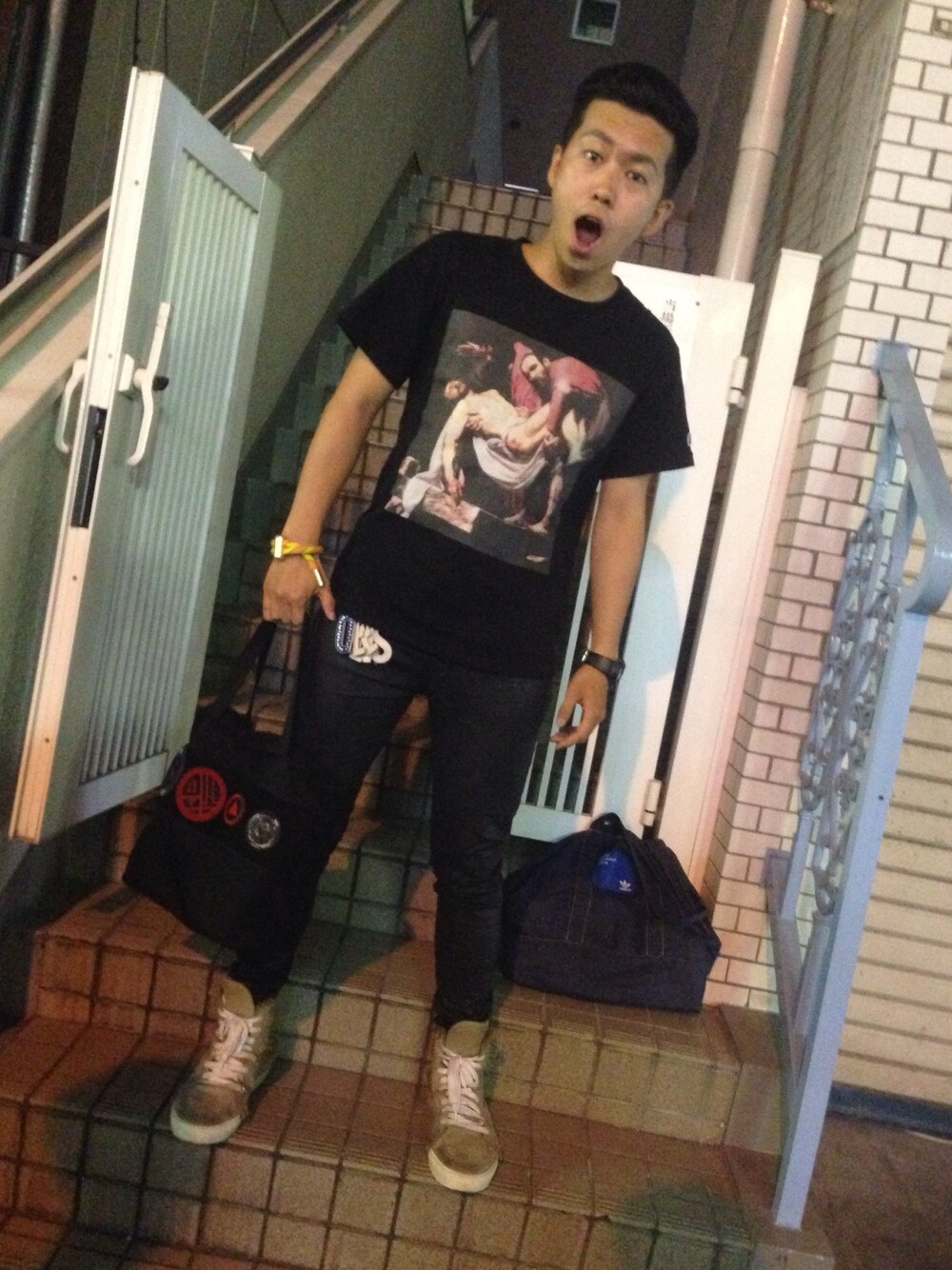 ベージュ系のスニーカー、ブラック系のTシャツ/カットソー、イエロー系のブレスレットを着用したメンズの夏コーディネートの1枚目の写真