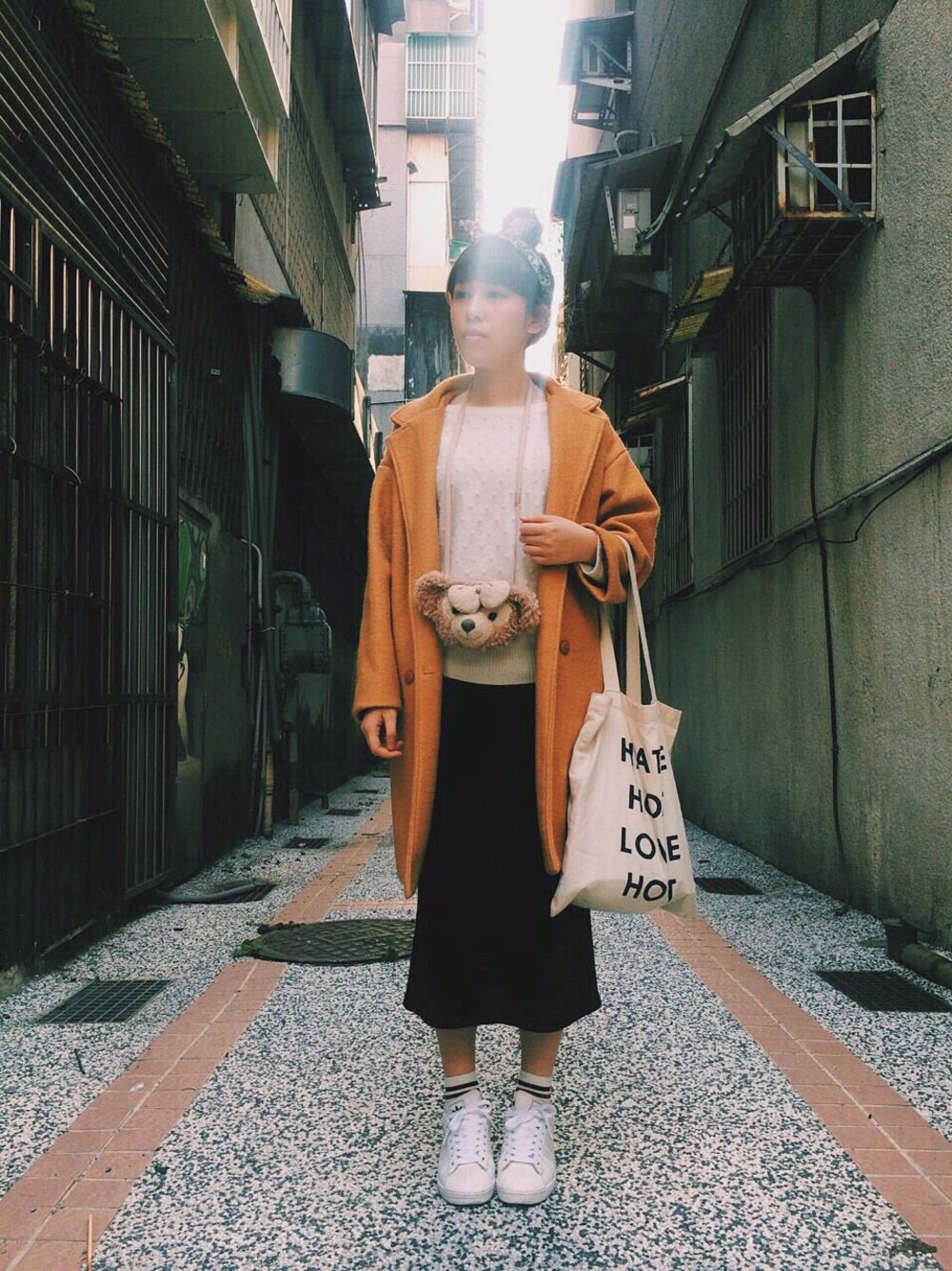 「ootd、outfit、skirt、oversize、coat、sweater、stripe、socks、vintage」｜「no brandのアイテム（ヘアバンド、ブラック系）」を使った、TzuWuさん（レディース・158cm）の冬コーディネートの1枚目の写真