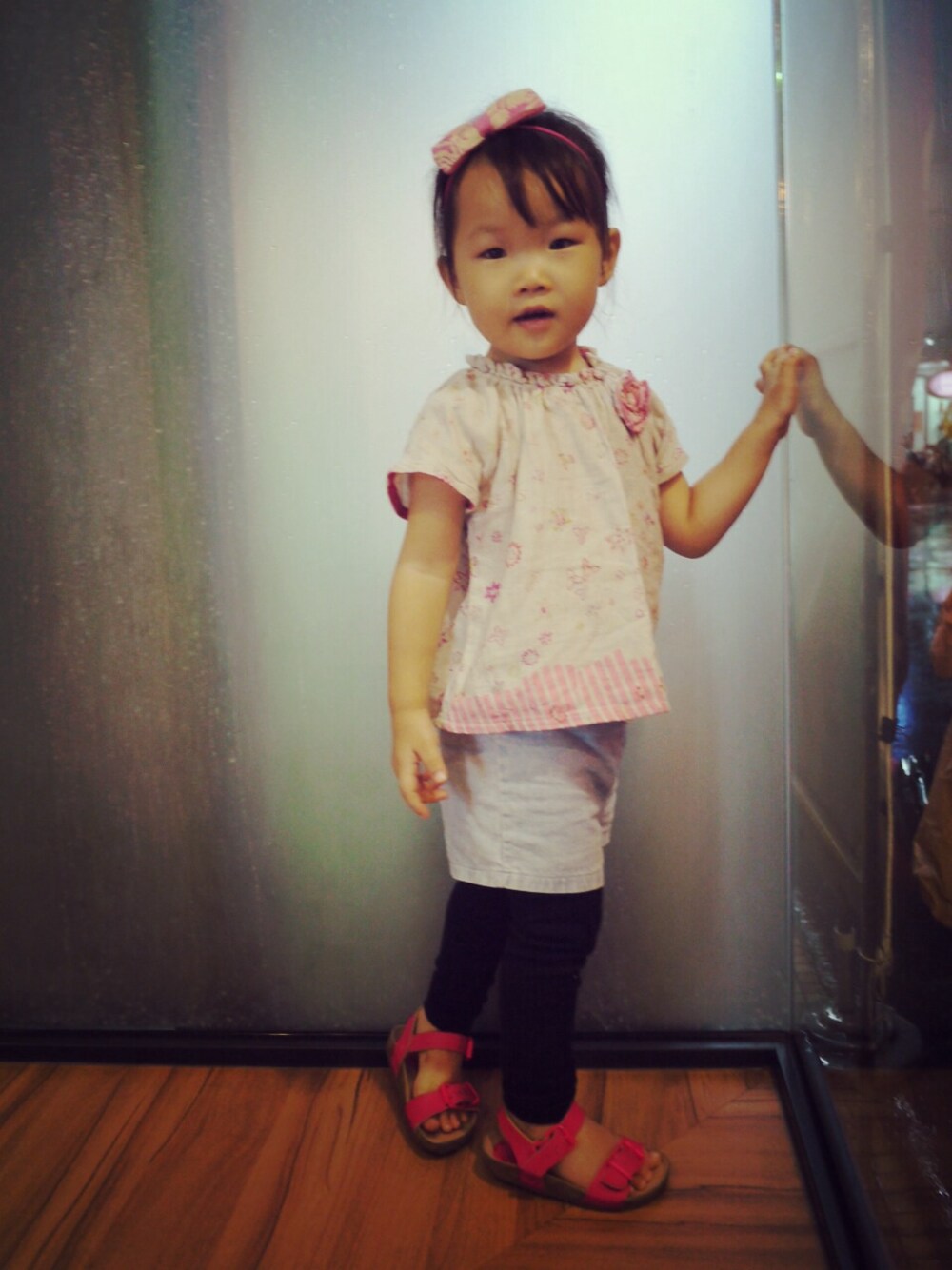 ピンク系のその他トップス、ピンク系のサンダルを着用したキッズの秋コーディネートの1枚目の写真