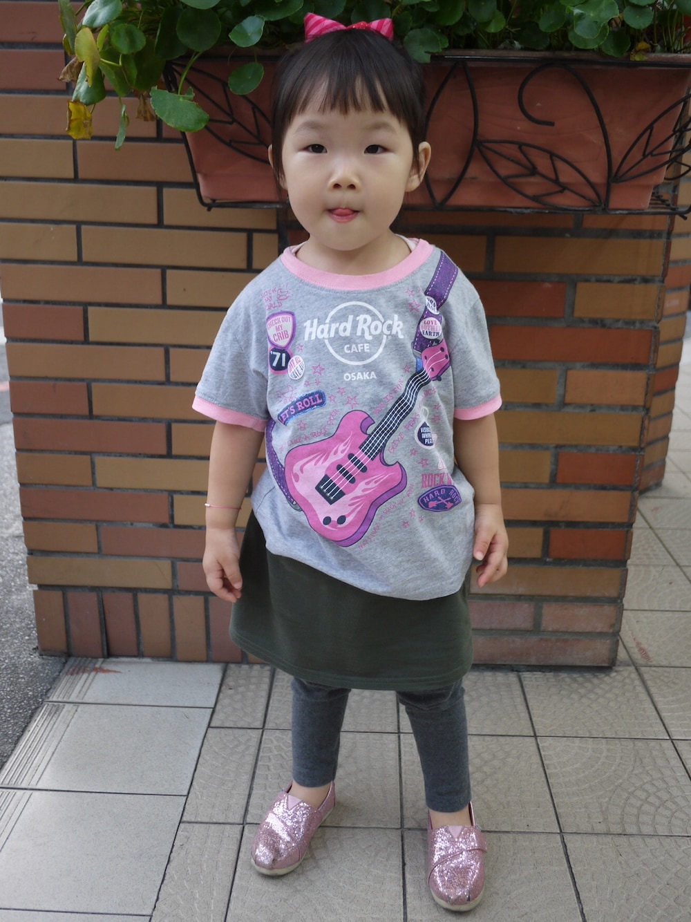 「Hard Rockのアイテム（Tシャツ/カットソー、グレー系）」を使った、🍓m&m's🍓さん（キッズ・90cm）の秋コーディネートの1枚目の写真