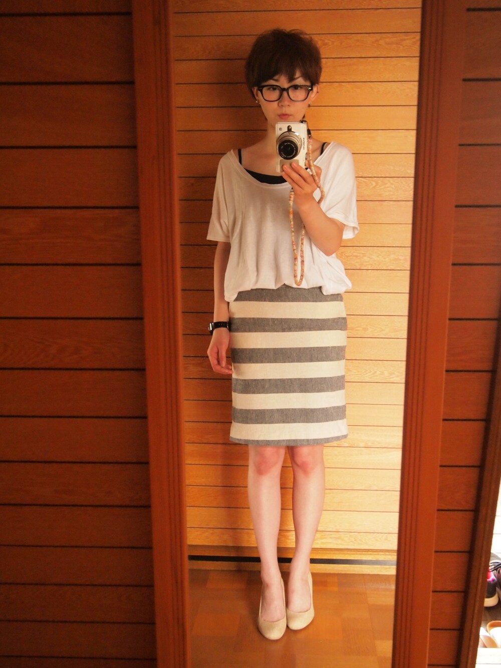 ブルー系のスカートを着用したレディースの夏コーディネートの1枚目の写真