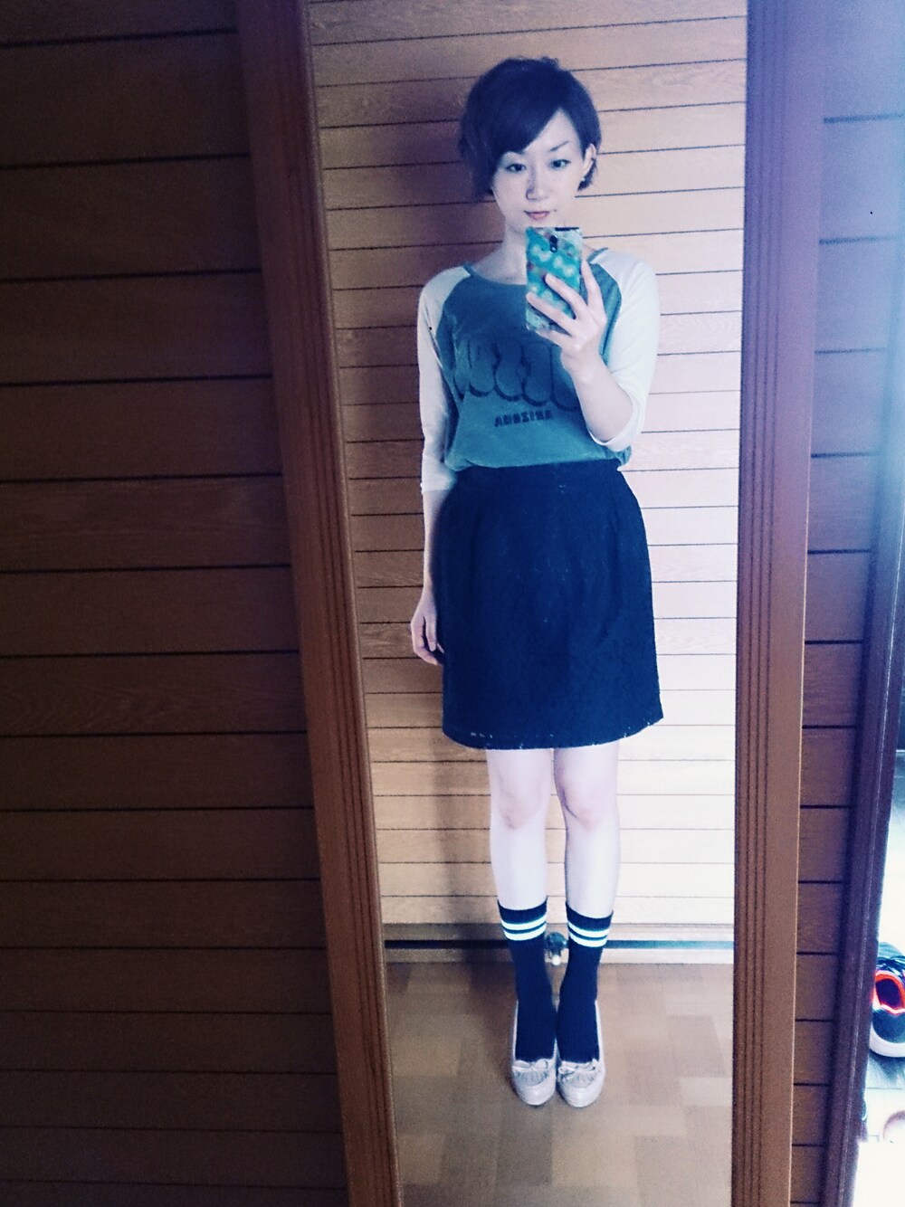 グレー系のTシャツ/カットソー、ブラック系のスカートを着用したレディースの秋コーディネートの1枚目の写真