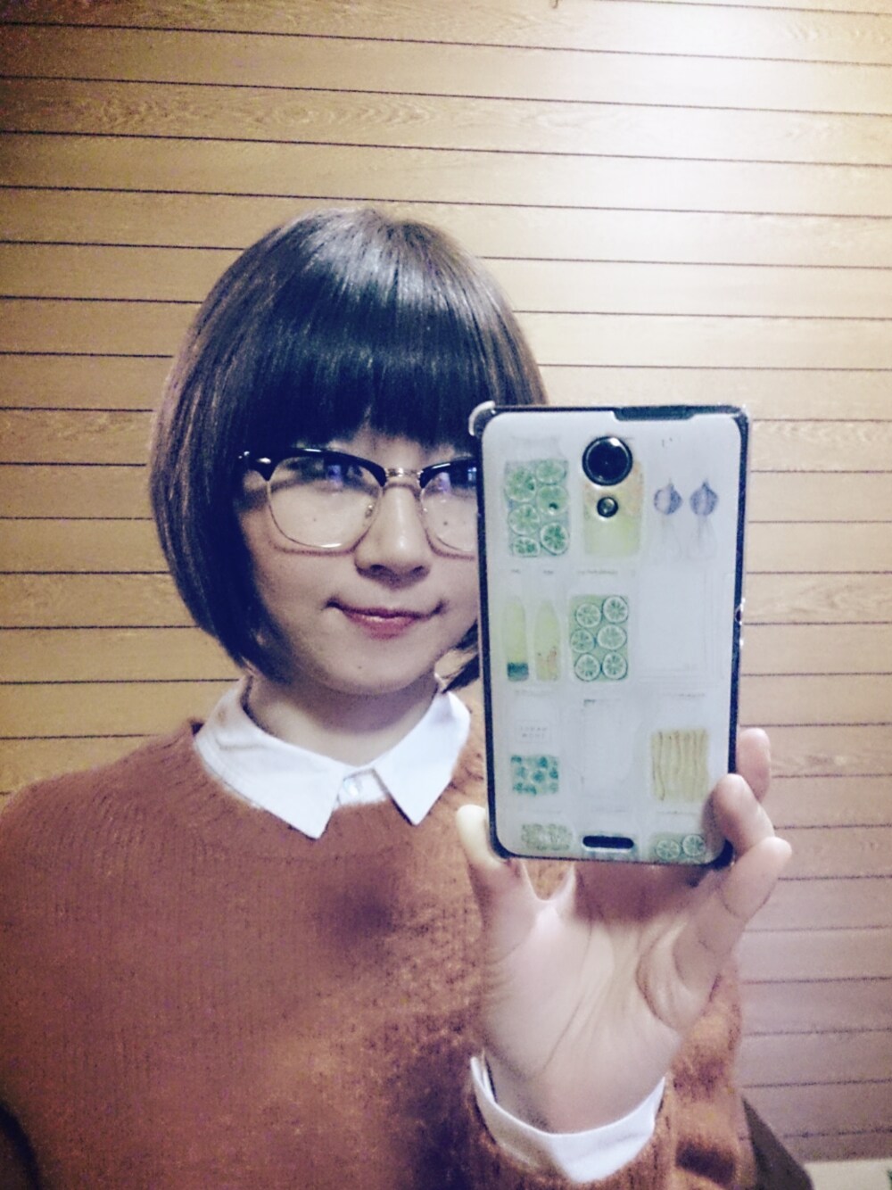 グレー系のシャツ/ブラウスを着用したレディースの冬コーディネートの1枚目の写真