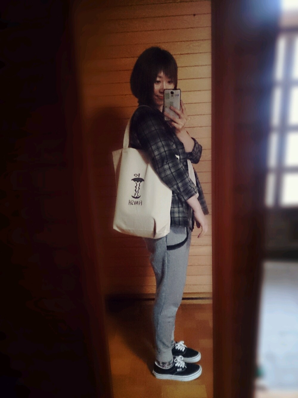 グレー系のその他パンツ、ベージュ系のバッグを着用したレディースの夏コーディネートの1枚目の写真