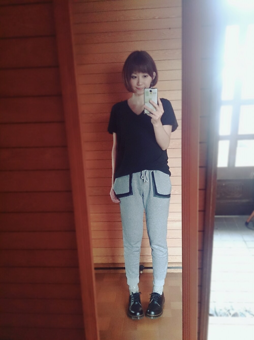 グレー系のその他パンツ、ブラック系のその他シューズを着用したレディースの秋コーディネートの1枚目の写真