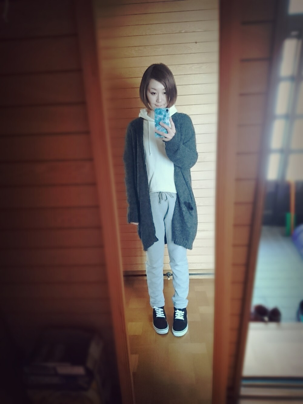 カーディガン/ボレロ、ホワイト系のパーカーを着用したレディースの冬コーディネートの1枚目の写真