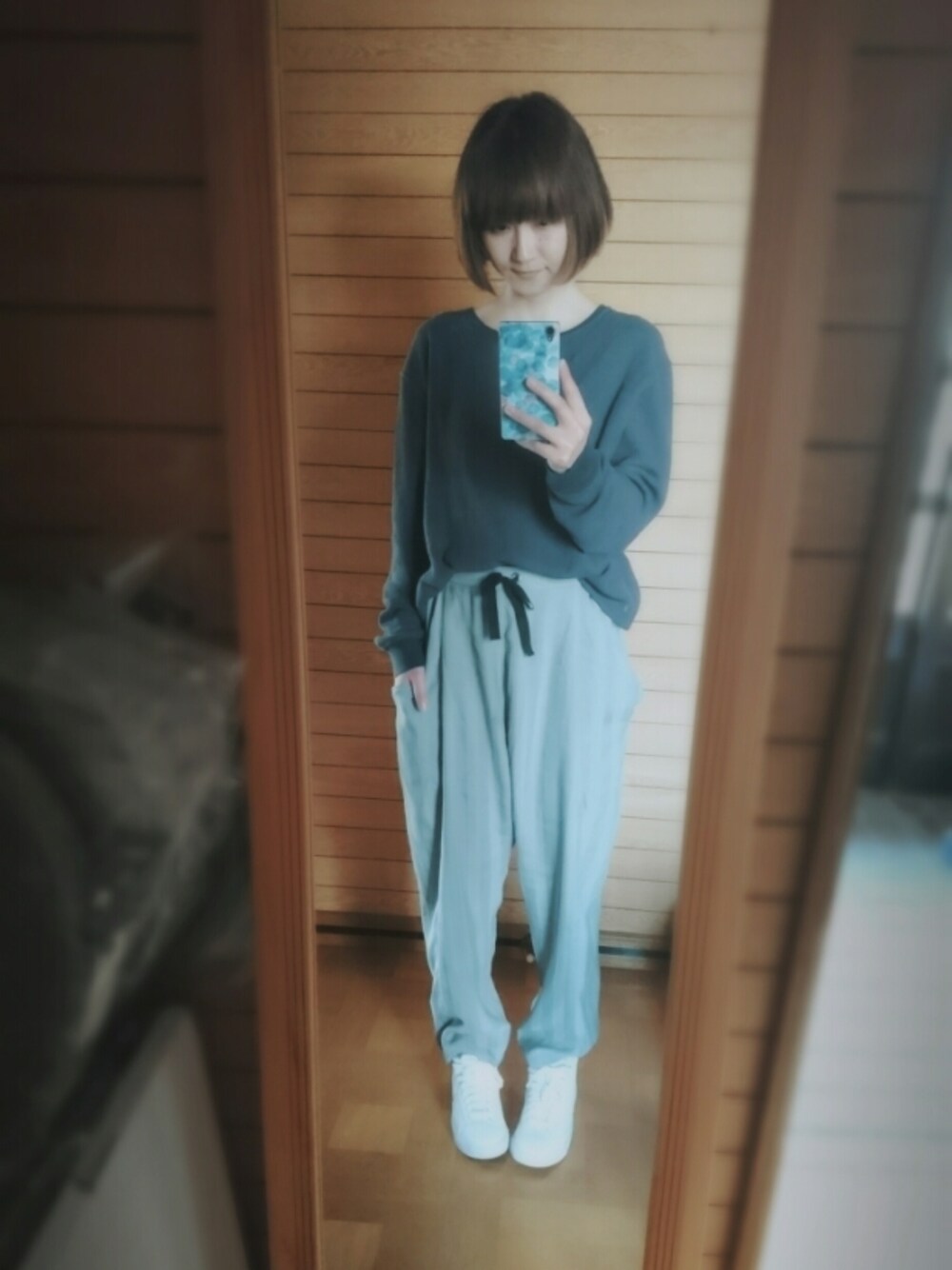 グレー系のその他パンツ、ブルー系のTシャツ/カットソー、ホワイト系のスニーカーを着用したレディースの春コーディネートの1枚目の写真