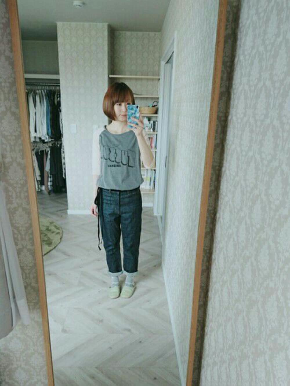 グレー系のTシャツ/カットソー、ブラック系のシューズ、ブルー系のデニムパンツを着用したレディースの夏コーディネートの1枚目の写真