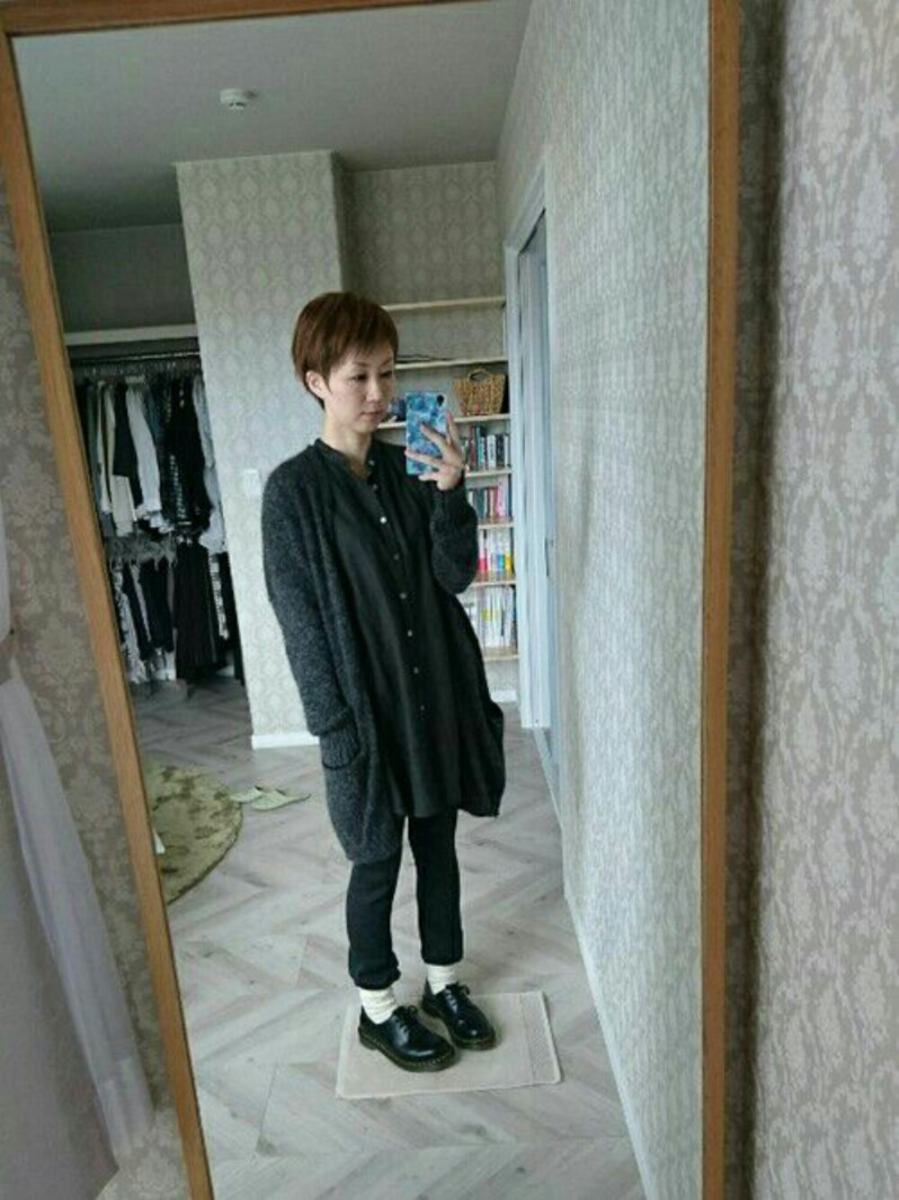 カーディガン/ボレロ、ブラック系のその他シューズを着用したレディースの秋コーディネートの1枚目の写真