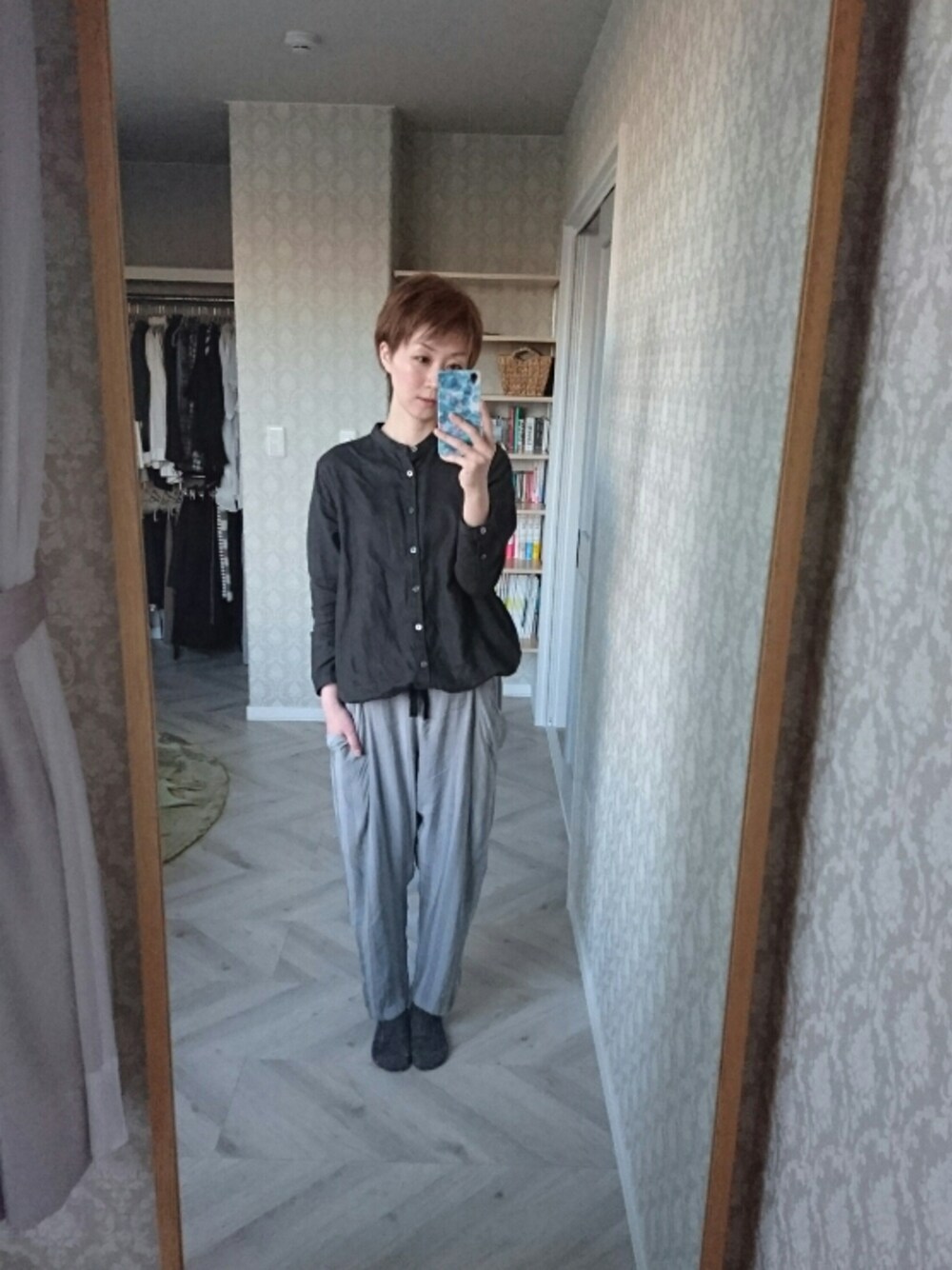 グレー系のその他パンツ、ブラック系のスニーカーを着用したレディースの秋コーディネートの1枚目の写真