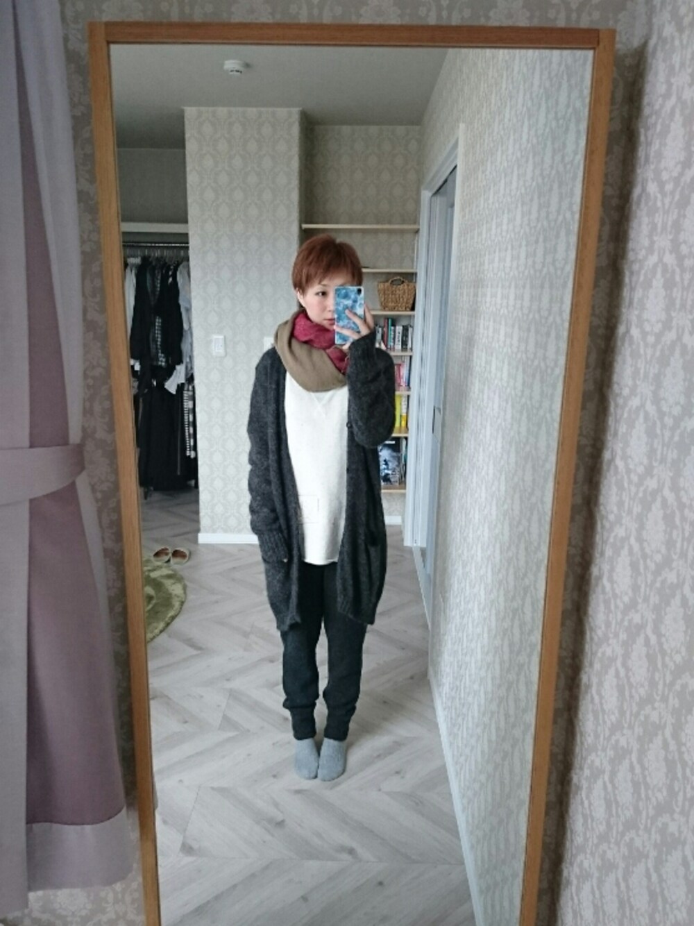 カーディガン/ボレロ、その他パンツ、ブラック系のスニーカーを着用したレディースの秋コーディネートの1枚目の写真