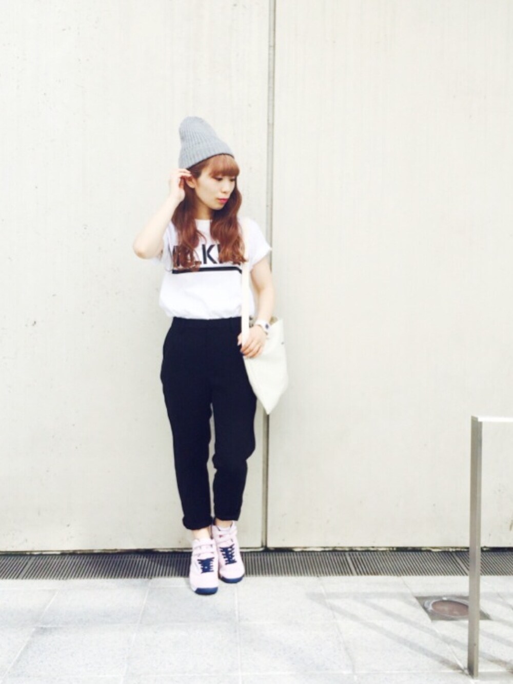 ホワイト系のTシャツ/カットソー、ホワイト系のショルダーバッグ、ブラック系のその他パンツを着用したレディースの夏コーディネートの1枚目の写真