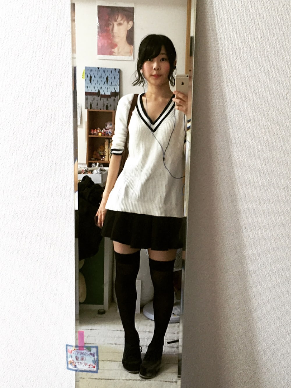 「ニーハイソックス」｜「UNIQLOのアイテム（ニット/セーター、ホワイト系）」を使った、R！さん（レディース・157cm）の秋コーディネートの1枚目の写真