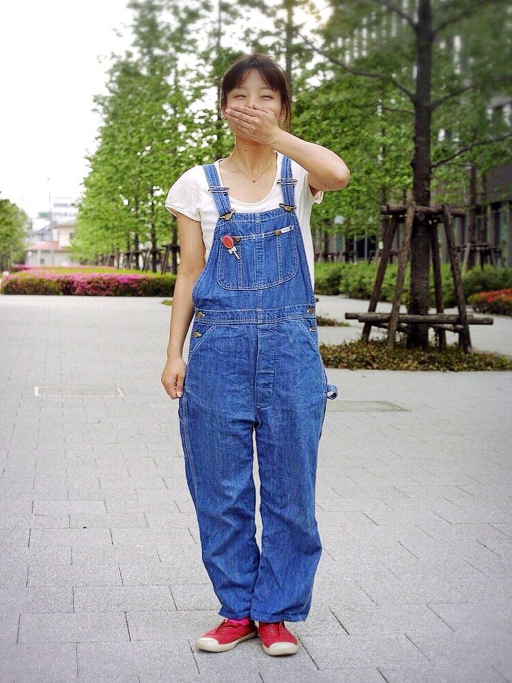 「aiko、aikoジャンキー、お団子ヘアー、オーバーオール、古着、シンプルコーデ、半袖Ｔシャツ」｜「古着のアイテム（スニーカー、レッド系）」を使った、コダさん（レディース・154cm）の春コーディネートの1枚目の写真