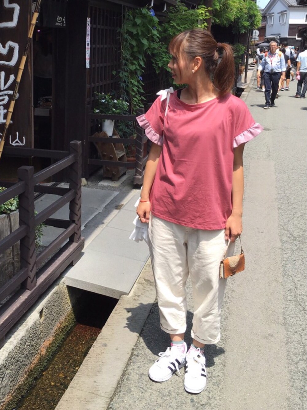 「aikoジャンキー、ポニーテール、ピンク、袖フリル、白パンツ、PAR ICI、figlondon、adidas、シンプルコーデ」｜「PAR ICIのハイゲージ天竺×ローン　フリルプルオーバー（Tシャツ/カットソー、ピンク系）」を使った、コダさん（レディース・154cm）の夏コーディネートの1枚目の写真