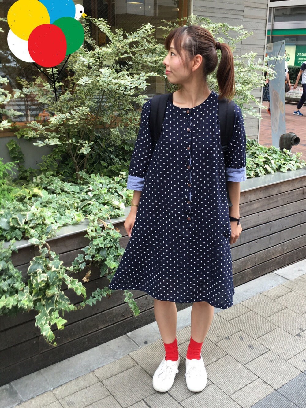 「aikoジャンキー、ポニーテール、ワンピース、ドット、赤い靴下、シンプルコーデ、ラクチンコーデ、カジュアルコーデ」｜「didiziziのdidizizi 女の子ワンポイントリュック（バックパック/リュック、ブラック系）」を使った、コダさん（レディース・154cm）の夏コーディネートの1枚目の写真