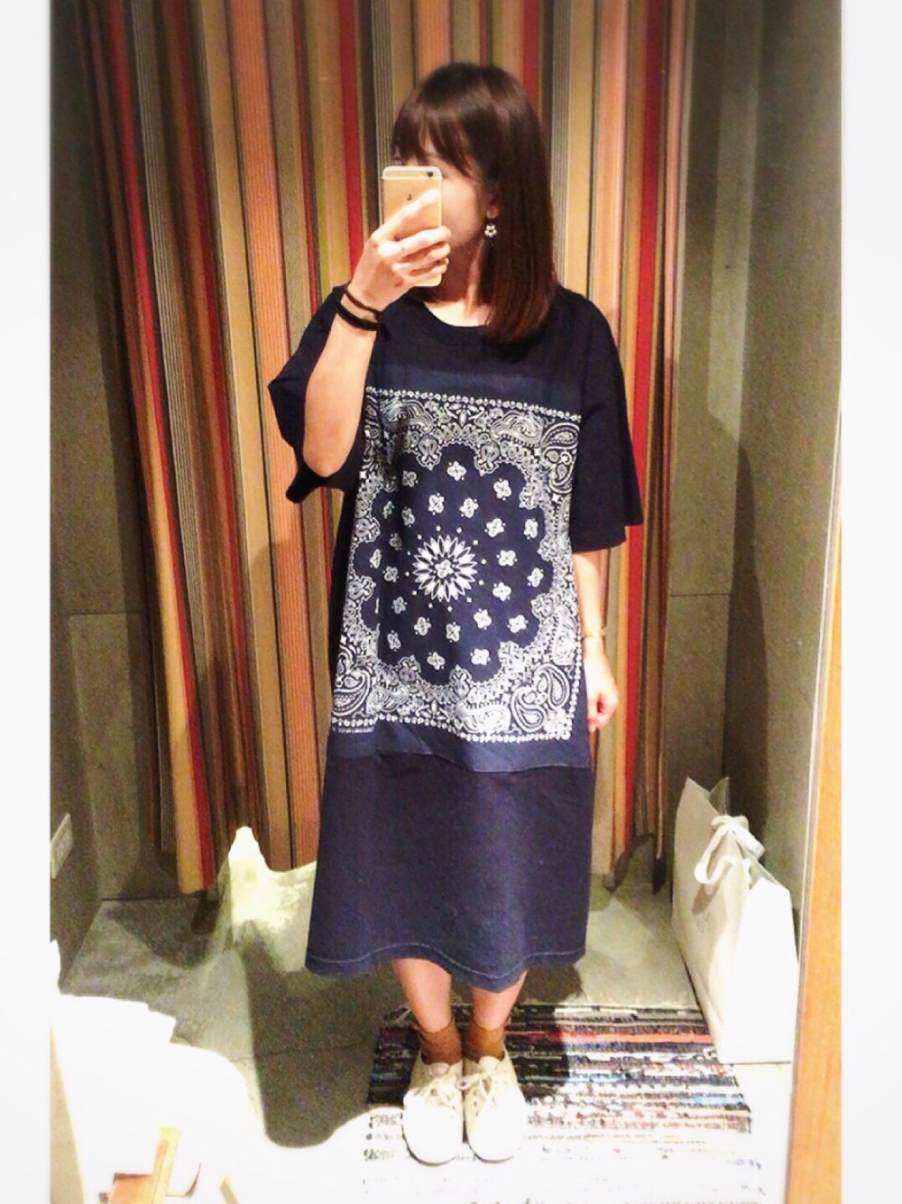 「aikoジャンキー、ワンピース、オーバーサイズ、BEAMS BOY、バンダナ柄、スニーカーコーデ、ラクチンコーデ」｜「BEAMS BOYの【予約】CHED / バンダナ パッチ Tシャツワンピース（ワンピース、ブルー系）」を使った、コダさん（レディース・154cm）の夏コーディネートの1枚目の写真