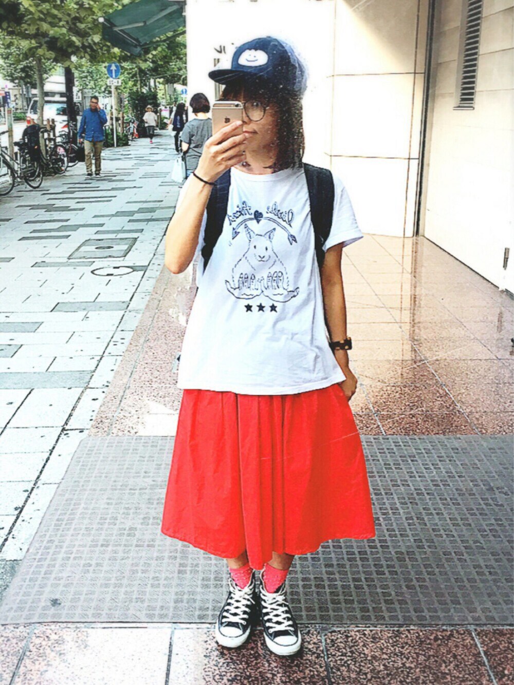 「aikoジャンキー、aiko、ｂｕｌｌｅ　ｄｅ　ｓａｖｏｎ、didizizi、赤スカート、白Tシャツ、converse、赤×白、ダテメガネ、キャップ女子」｜「didiziziの強撚天竺          リトルフレンドT-シャツ（Tシャツ/カットソー、ホワイト系）」を使った、コダさん（レディース・154cm）の秋コーディネートの1枚目の写真