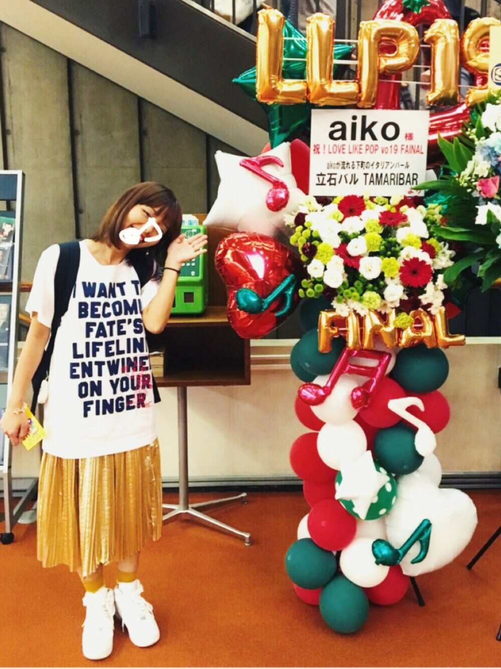 「aiko、aikoジャンキー、ライブTシャツ、ライブスタイル、NIKE、Tシャツ×スカート、ゴールド、プリーツスカート、派手、I am I」｜「AIKOのアイテム（Tシャツ/カットソー、ホワイト系）」を使った、コダさん（レディース・154cm）の秋コーディネートの1枚目の写真