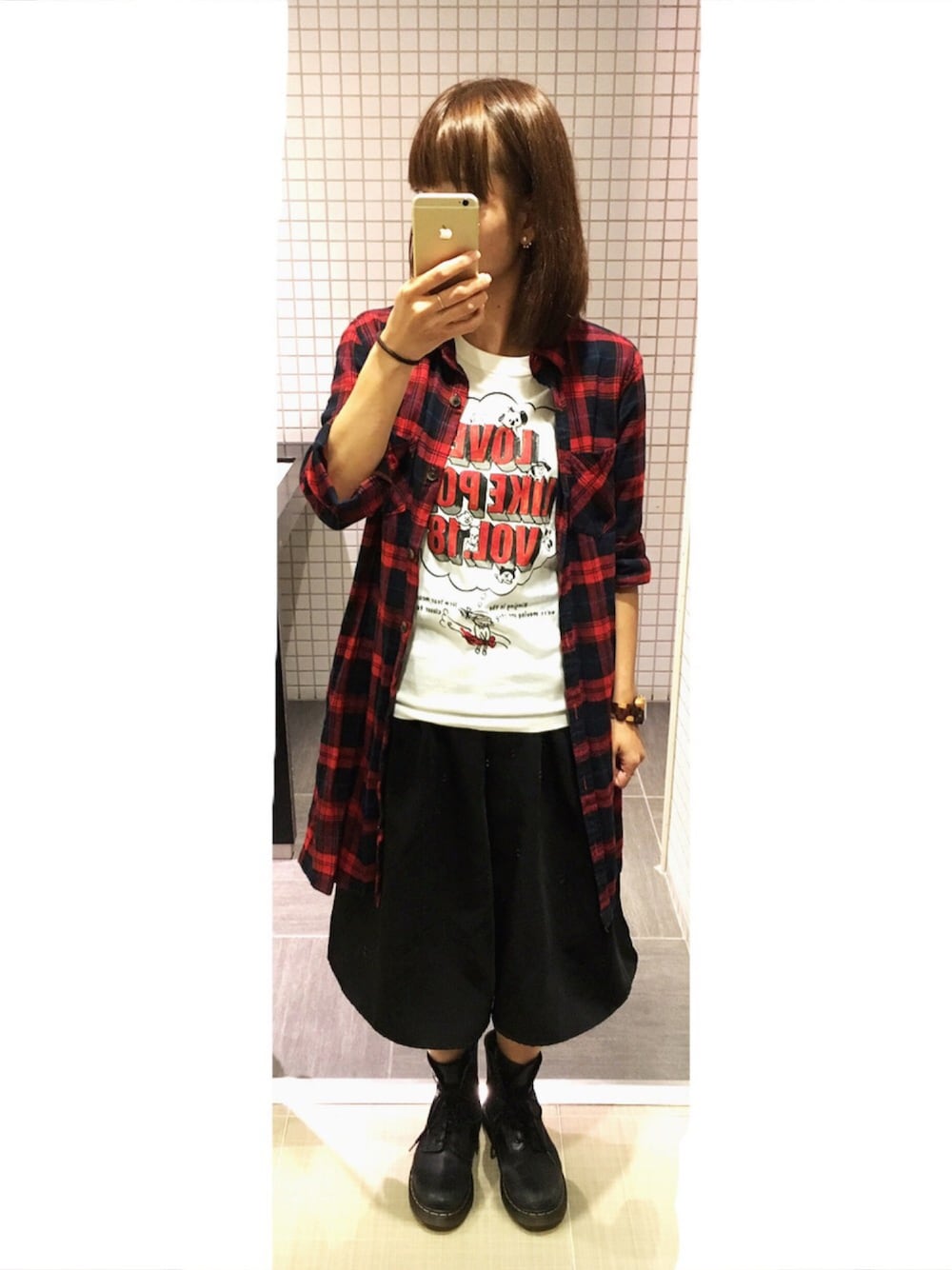 「aiko、aikoジャンキー、ライブTシャツ、Dr.Martens、チェックシャツ、UNIQLO、GU、チェックワンピース、ガウチョパンツ、カジュアル」｜「AIKOのアイテム（Tシャツ/カットソー、ホワイト系）」を使った、コダさん（レディース・154cm）の秋コーディネートの1枚目の写真