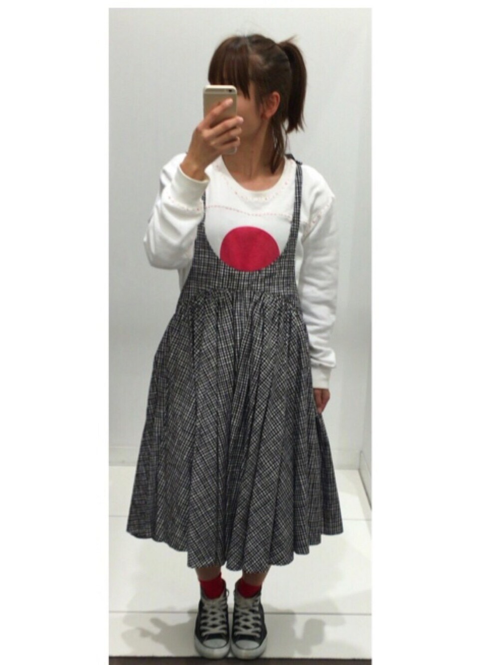 「aikoジャンキー、aiko、Keisuke Kanda、日本、チェックスカート、ハーフアップ、ALL STAR、スウェット、白×黒×赤」｜「BEAMS BOYのBEAMS BOY / チェック 肩リボン キャミワンピース（ワンピース、ブラック系）」を使った、コダさん（レディース・154cm）の秋コーディネートの1枚目の写真