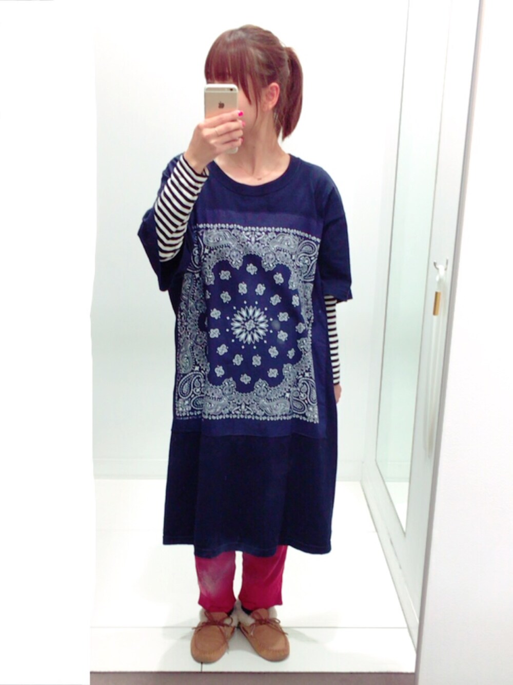 「aiko、aikoジャンキー、ポニーテール、BEAMS BOY、バンダナ、ネイビー×レッド、ミネトンカ、ボーダー」｜「BEAMS BOYの【予約】CHED / バンダナ パッチ Tシャツワンピース（ワンピース、ブルー系）」を使った、コダさん（レディース・154cm）の冬コーディネートの1枚目の写真