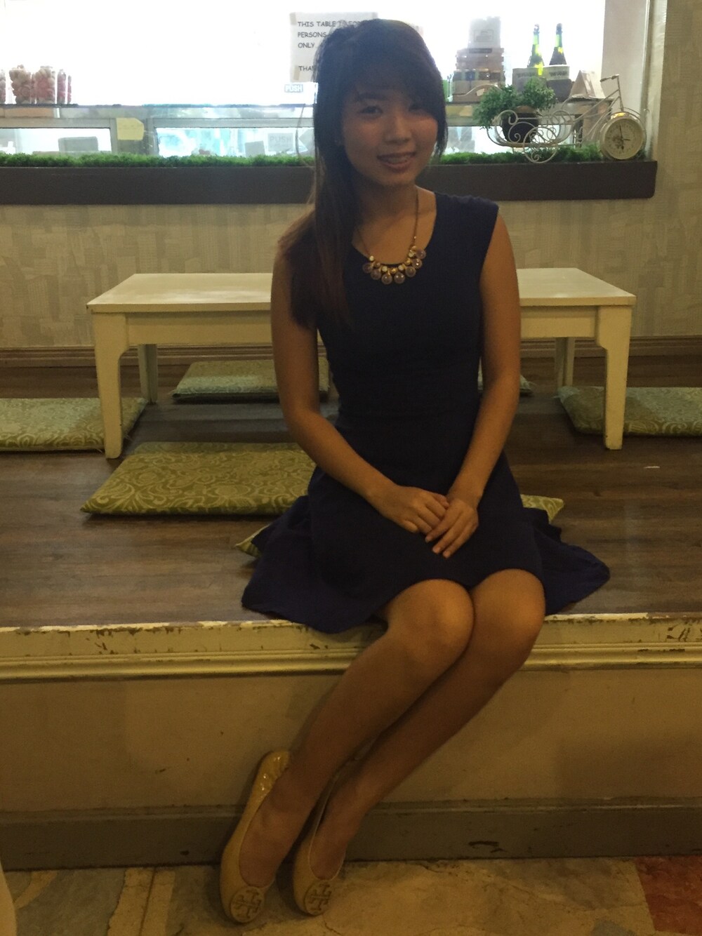 パープル系のドレス、ベージュ系のドレスシューズ、パープル系のネックレスを着用したレディースの秋コーディネートの1枚目の写真