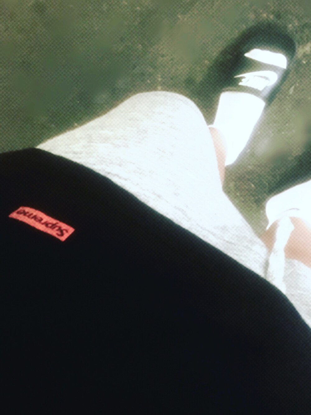 「supreme」｜「Supreme のアイテム（Tシャツ/カットソー、ブラック系）」を使った、渡辺 健斗さん（メンズ・170cm）の秋コーディネートの1枚目の写真