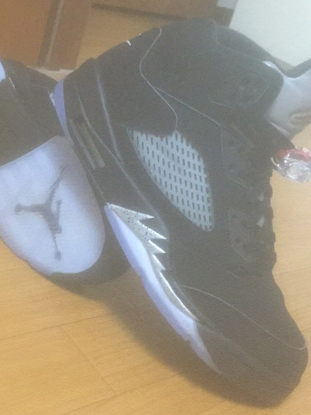 「シューズ」｜「AIR JORDANのアイテム（スニーカー、ブラック系）」を使った、渡辺 健斗さん（メンズ・170cm）の秋コーディネートの1枚目の写真