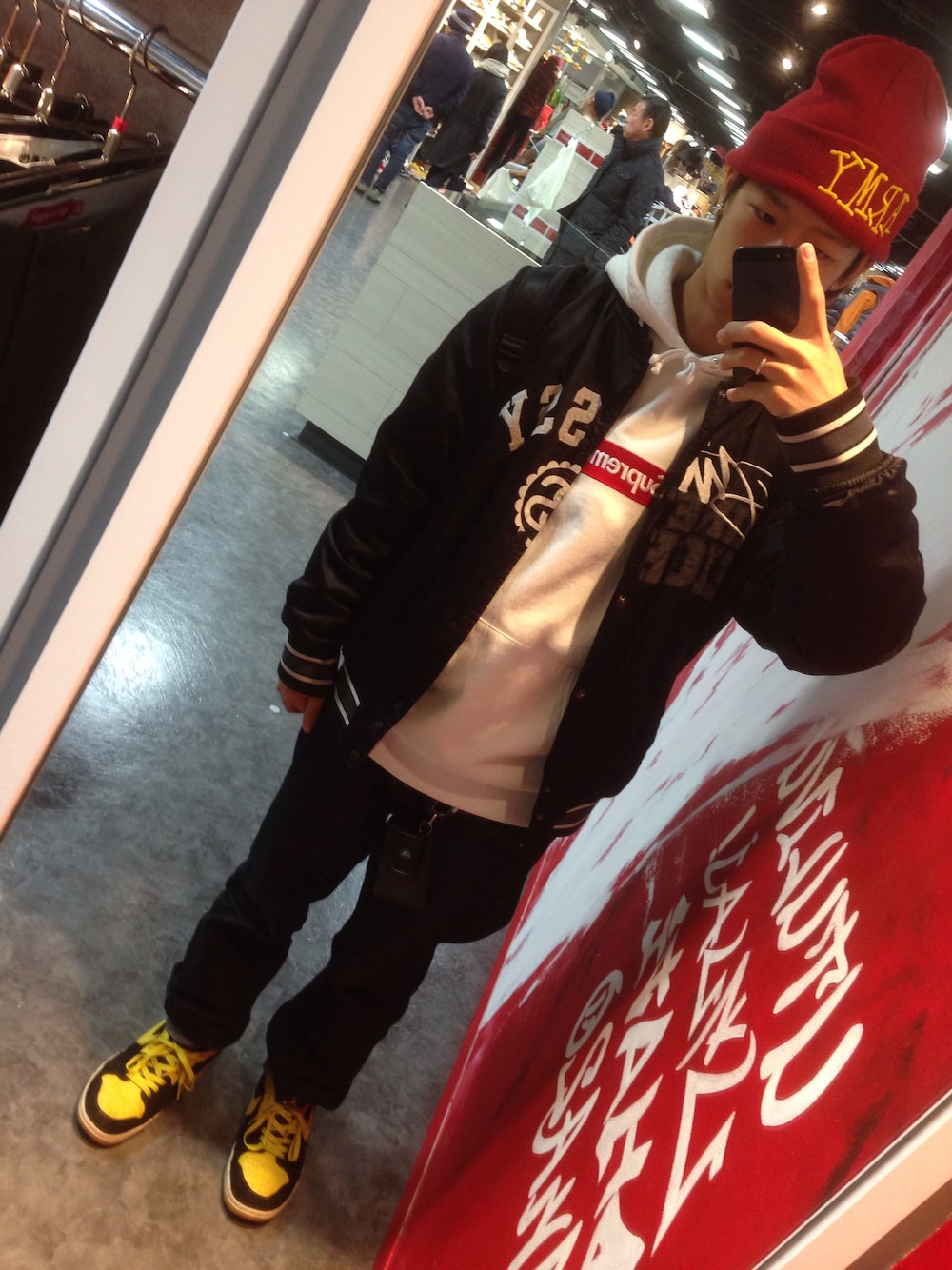「stussy、ストリート、supreme」｜「Supreme の12AW BOXロゴパーカー（パーカー、ホワイト系）」を使った、べべさん（メンズ・163cm）の冬コーディネートの1枚目の写真