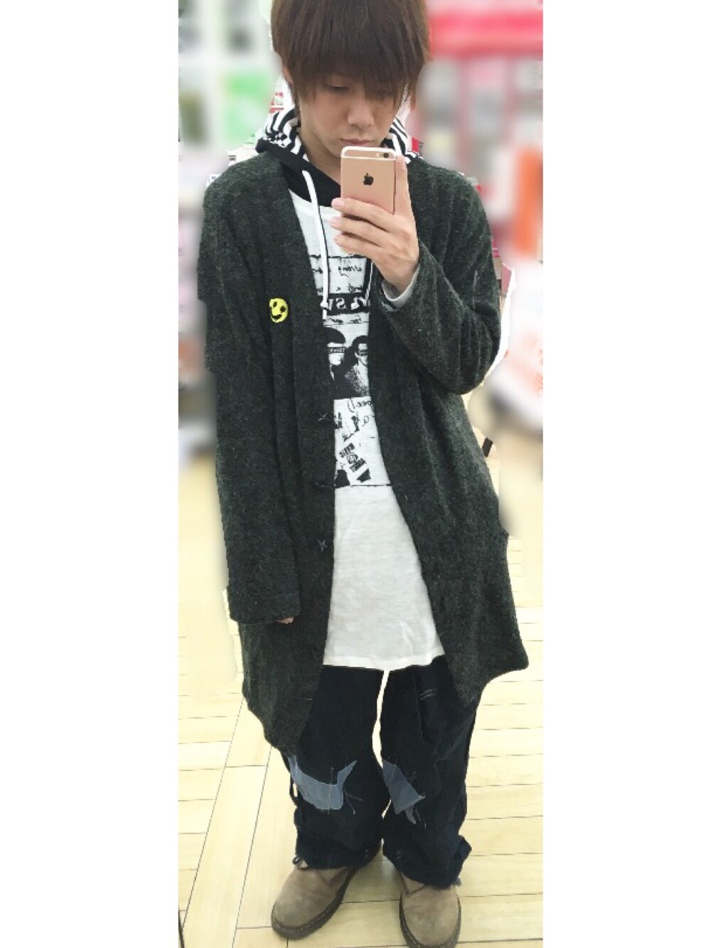 「秋コーデ、ロングカーディガン、だぼだぼ、ゆるコーデ、冬、ワイドパンツ」｜「WORLD WIDE LOVE!のアイテム（Tシャツ/カットソー、ブラック系）」を使った、Kさん（メンズ・162cm）の秋コーディネートの1枚目の写真