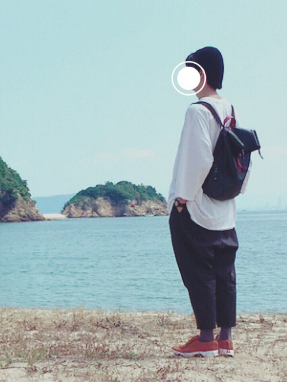 「ひとり旅、ビッグT、スニーカー、KANGOL」｜「SENSE OF PLACE by URBAN RESEARCHのA エクストラルーズTシャツ（Tシャツ/カットソー、ホワイト系）」を使った、ｳｴﾊﾗさん（メンズ・173cm）の秋コーディネートの1枚目の写真
