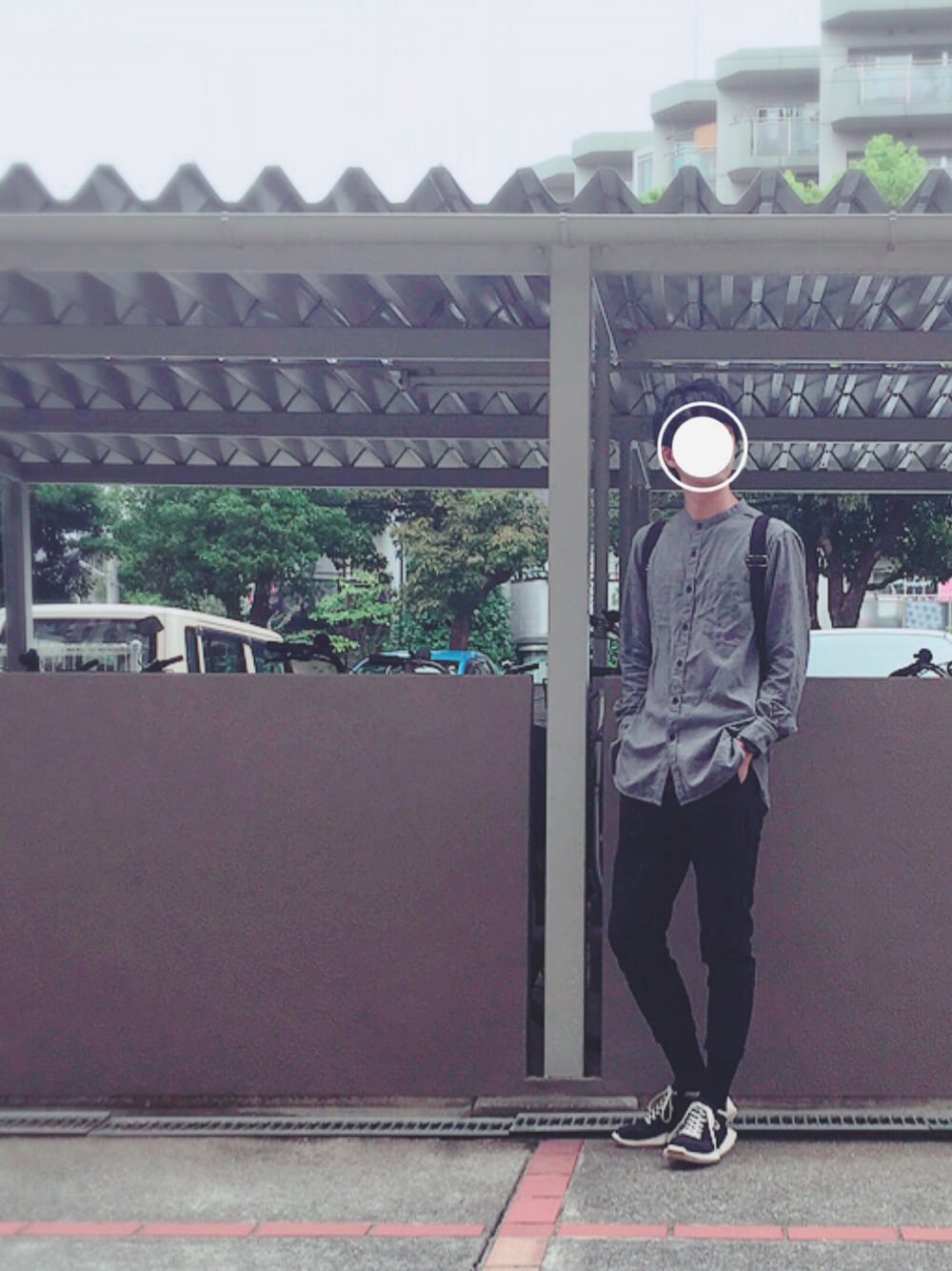 「スタンドカラー、グレー、プチプラ、シンプルスタイル、RICK OWENS、adidas、秋コーデ」｜「UNIQLOのアイテム（シャツ/ブラウス、グレー系）」を使った、ｳｴﾊﾗさん（メンズ・173cm）の秋コーディネートの1枚目の写真