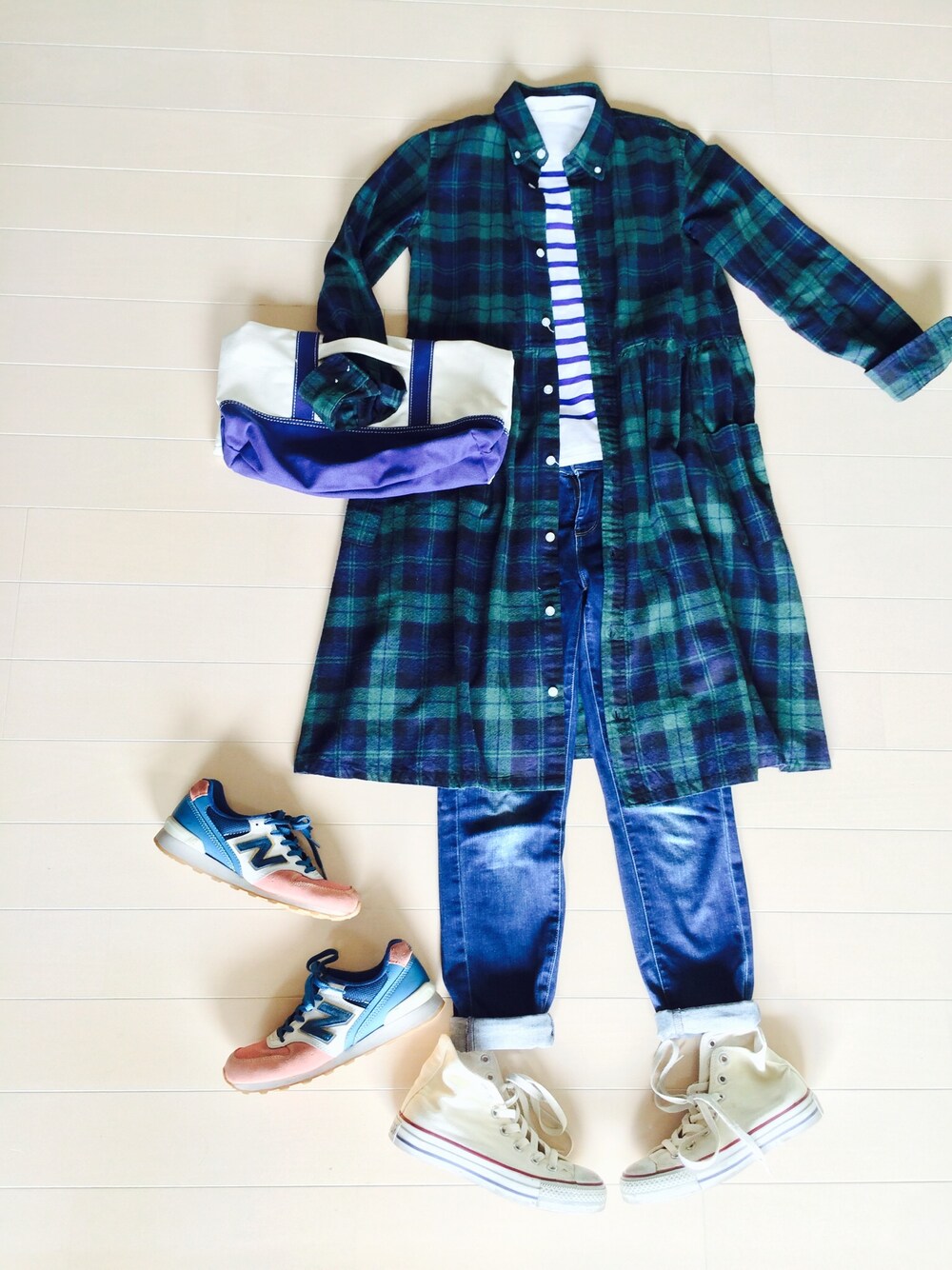 ホワイト系のTシャツ/カットソー、ブルー系のワンピース、ブルー系のデニムパンツを着用したレディースの春コーディネートの1枚目の写真