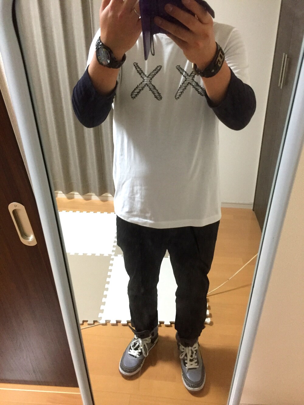 ホワイト系のTシャツ/カットソー、ホワイト系のTシャツ/カットソー、ブルー系のTシャツ/カットソーを着用したメンズの春コーディネートの1枚目の写真