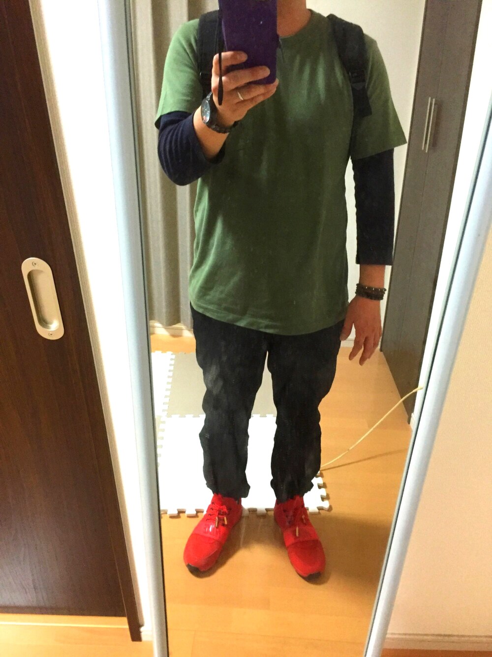 グリーン系のTシャツ/カットソー、ブルー系のTシャツ/カットソー、ブラック系のバックパック/リュックを着用したメンズの夏コーディネートの1枚目の写真